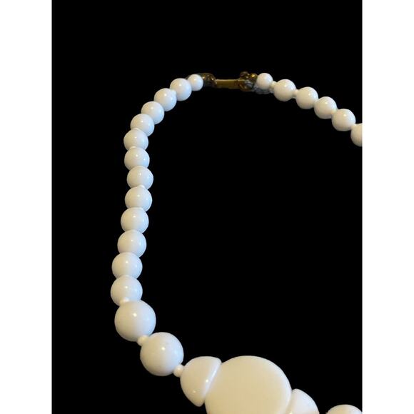 Miriam Haskell 1975-Mid 80’s VTG White Milk Glass Unique Shapes Beaded Necklace - Picture 5 of 10